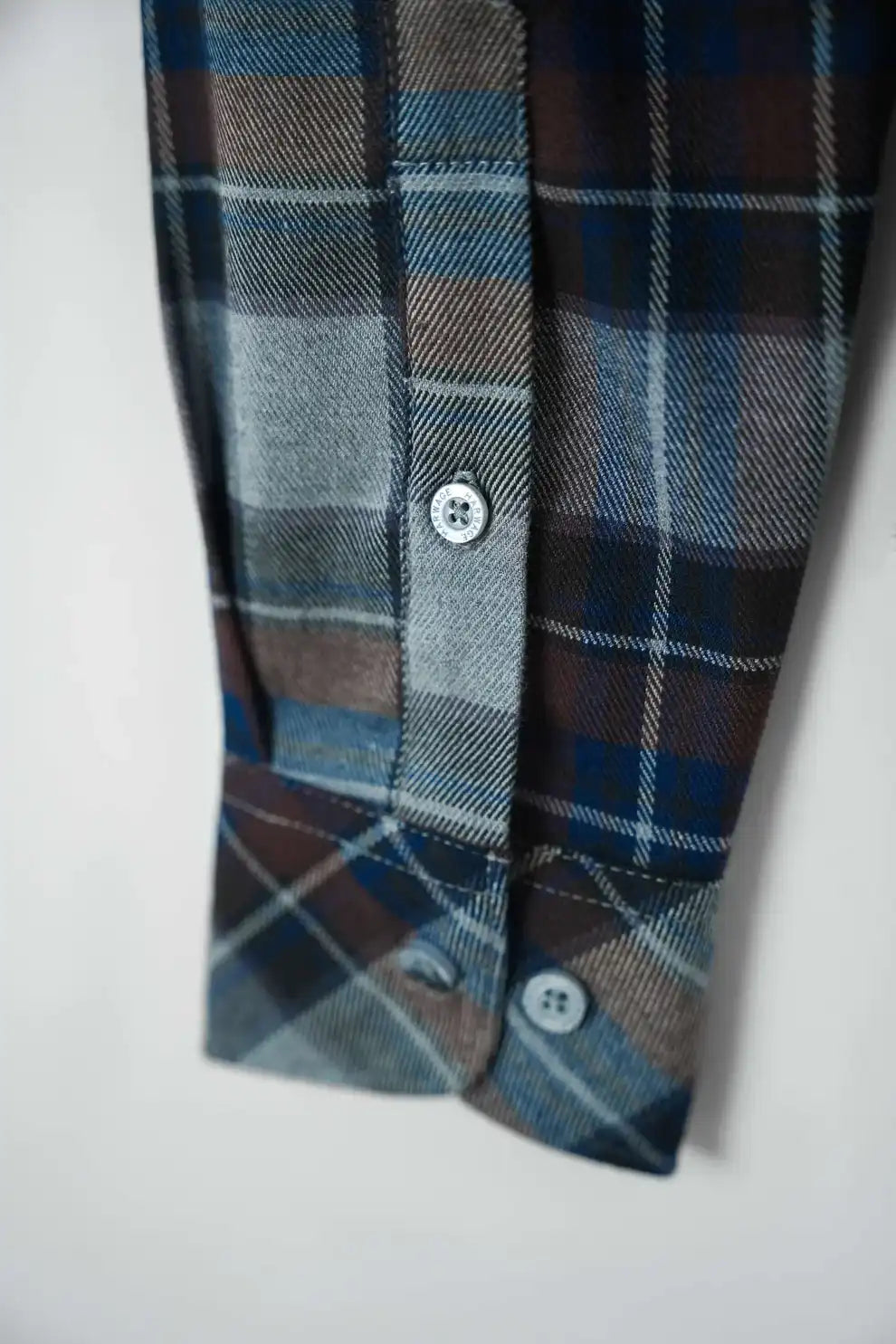 Plaid shirt sleeve with buttons