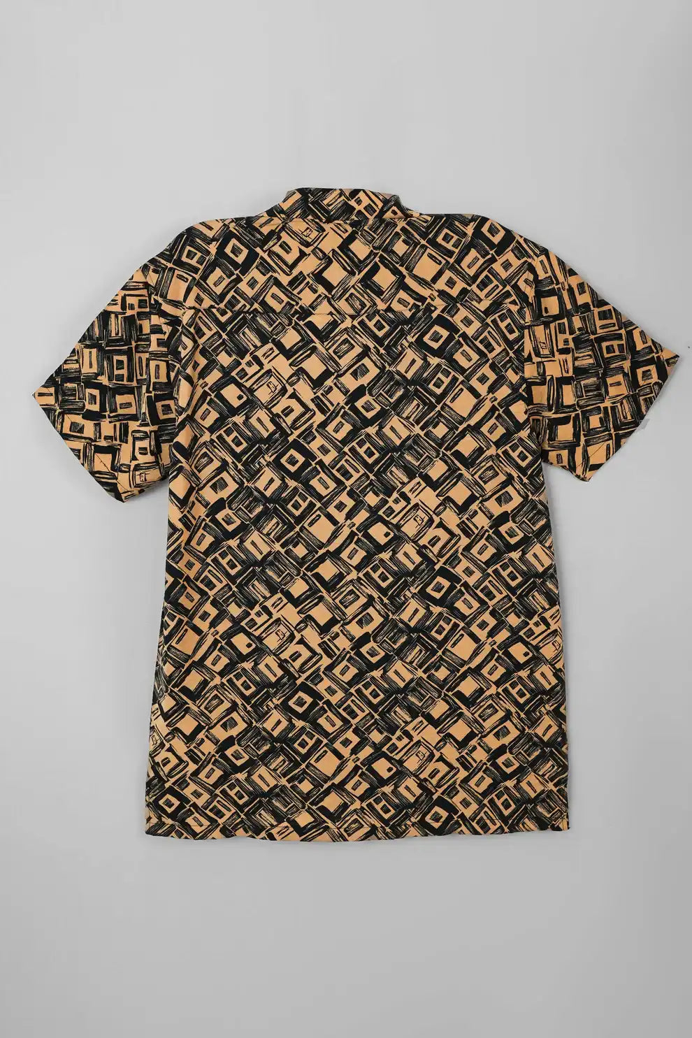 Short-sleeve shirt with a geometric pattern
