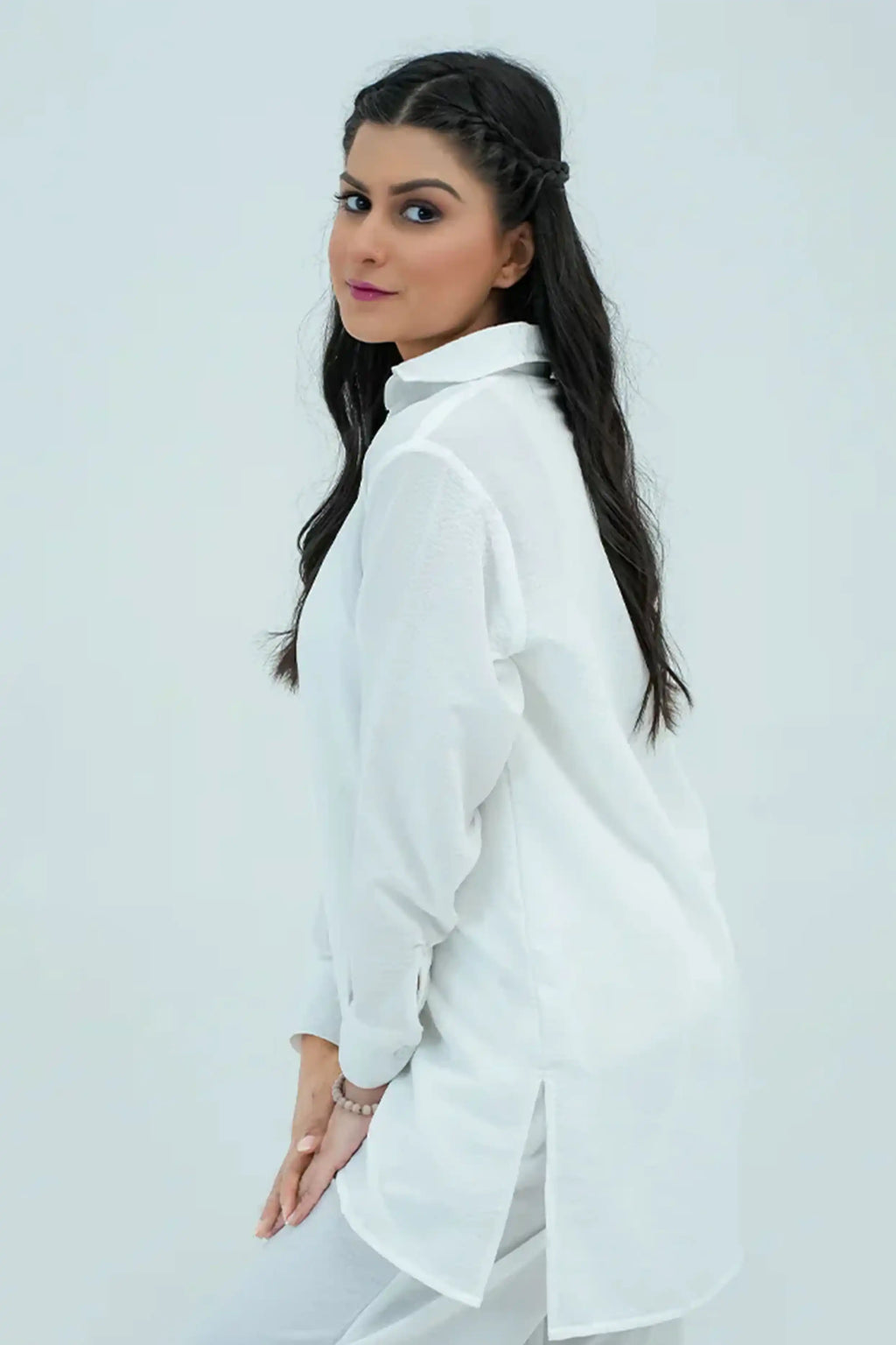 Woman wearing a white outfit 